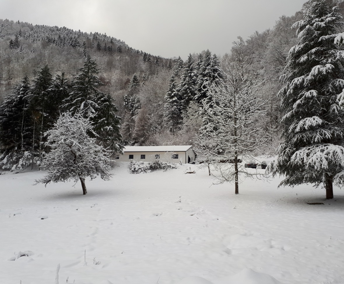 Gîte Keiko sous la neige en hiver dans le parc naturel du Balon des Vosges 